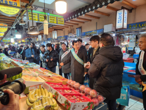 경주시, 설맞이 지역경제 살리기 `전통시장 장보기` 행사 동참