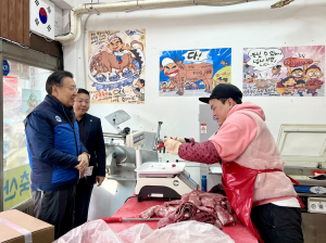 한국수력원자력, 설 명절맞이 전통시장 장보기로 `소상공인 지원. 취약계층 나눔 실천`