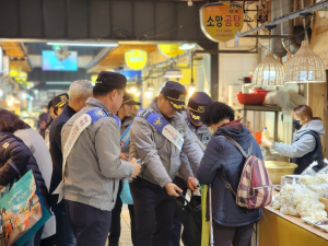 경주경찰서. 경북청 기동순찰대. 중앙시장 상가번연회, 설 명절 `전통시장 찾아가는 공동체 치안활동` 전개