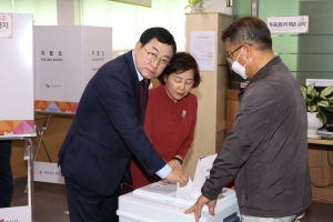 주낙영 경주시장, 배우자 김은미 여사와 함께 대선 투표 동참