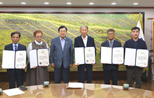 70여 년 만의 명예 회복… 경주시, 참전용사 무공훈장 유족에 전수