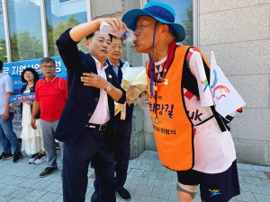 ‘왼발박사’ 이범식, APEC정상회의 성공 개최 기원 종주 건천읍행정복지센터 방문
