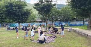 운동장에 텐트 치고, 곤충, 느티나무, 밤하늘 별과 친구해요.