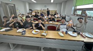 맘스터치 경주안강점, 청소년에 매달 치킨·햄버거 기부