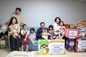 주낙영 경주시장, 충효동 여섯째 출산 가정 방문…다자녀 양육 응원
