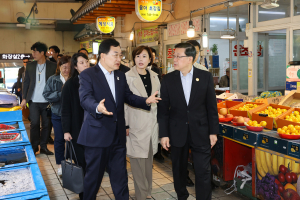 홍콩 존 리 행정수반, 경주 중앙시장 방문