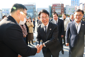김민석 국무총리, 경주시청 방문… “APEC 성공 주역들에 감사” 직원 격려