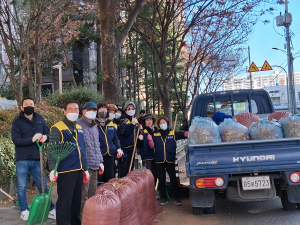 동천동 통장협의회 골목 낙엽수거 및 야외운동기구 세척 등 대대적 환경정비 실시