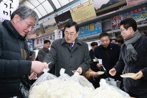 주낙영 경주시장, 설 앞두고 성동시장 장보기…전통시장에 민생 온기