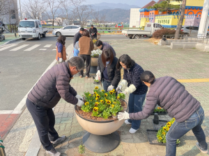 외동읍행정복지센터, 직원 참여로 청사‘봄 단장’