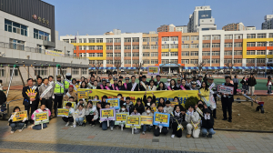 “서다·보다·걷다!”경주 유림초, 등굣길 교통안전 캠페인 전개