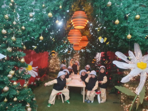 “빨간 딸기 한 입, 하얀 웃음 한 가득”