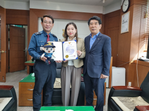 경주경찰서 피싱사기(로맨스스캠) 예방 농협 직원에 감사장 수여