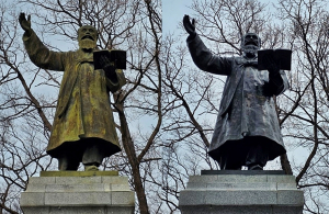 경주 황성공원 동상 새 단장… 오염 제거·보존 처리 완료