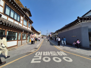 황리단길의 '성벽'을 허물어라…원도심 연계로 '공생의 길'이 살길