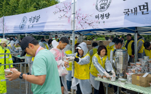 경주 K푸드 기업 ㈜미정, 벚꽃마라톤서 쌀국수 1만3,600컵 나눔