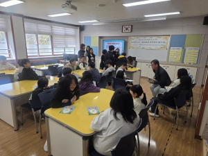 강동초로 찾아오는 인성인문학 작가 강연회 개최