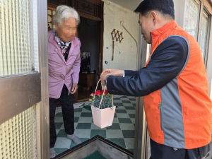 건천읍 지역사회보장협의체 어버이날 맞아 취약계층 독거노인 방문