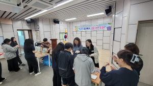 학교 속으로 들어가 함께 고민을 나누다.