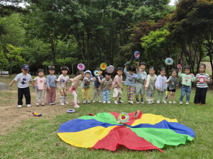 “숲 밧줄놀이 체험으로 자연 속 즐거움 만끽”