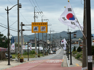 강동면, 노후 가로기 전면 정비 … 제헌절 태극기 게양