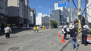 북경주자원봉사거점센터-황오동자율방범대,‘교통 사각지대 해소’ 반사경 설치 합동 봉사 펼쳐