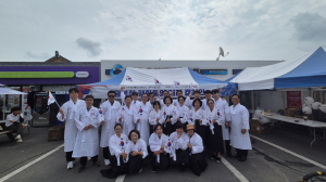 경주 황리단길서 광복절 의미 되새겨… 태극기 나눔·평화통일 캠페인