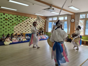 한복 멋 뽐내고 덩더쿵 신나는 우리가락